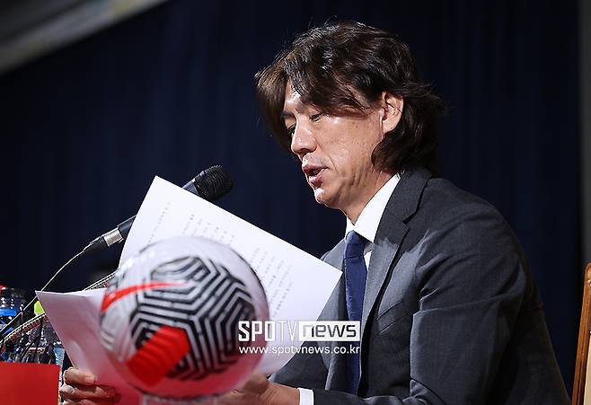 ▲ 홍명보 감독은 29일 오전 11시 축구회관에서 대표팀 감독 취임 기자회견을 했다. 부임 첫 기자회견에서 그동안 생각을 정리한 글을 먼저 읽었다. "그간 논란으로 심려를 끼쳐드린점 죄송하다. K리그 팬들에게 무거운 마음과 책임감을 안고 왔다. 울산HD 팬들에게 용서를 구하고자 한다. 다시 한번 죄송하다"라는 말로 시작했다. A4 8장에 달하는 긴 분량의 글을 10분 동안 읽었다. 울산HD와 K리그 팬들께 사과의 말을 전하며 고개를 숙였고 대표팀 감독을 맡아 어떤 청사진을 그릴 것인지 말했다 ⓒ곽혜미 기자