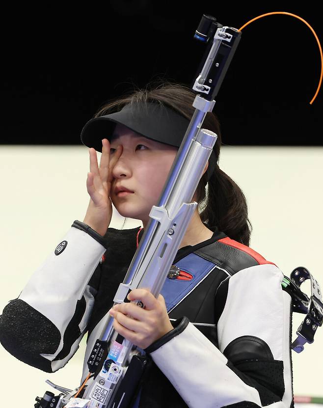 ▲ 29일(현지시간) 프랑스 샤토루 슈팅 센터에서 열린 2024 파리올림픽 사격 공기소총 10m 여자 결선에서 금메달을 차지한 반효진이 눈물을 닦고 있다. ⓒ연합뉴스