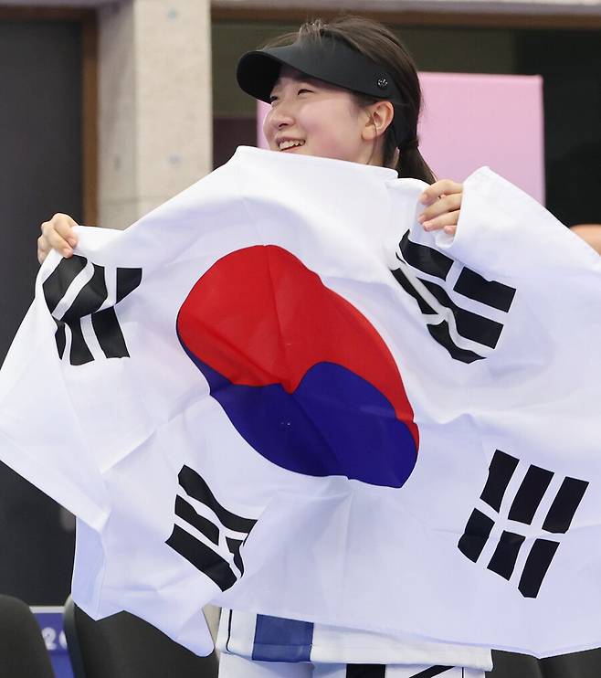 ▲ 29일(현지시간) 프랑스 샤토루 슈팅 센터에서 열린 2024 파리올림픽 사격 공기소총 10m 여자 결선에서 금메달을 차지한 반효진이 태극기를 펼쳐 들고 기뻐하고 있다. ⓒ연합뉴스