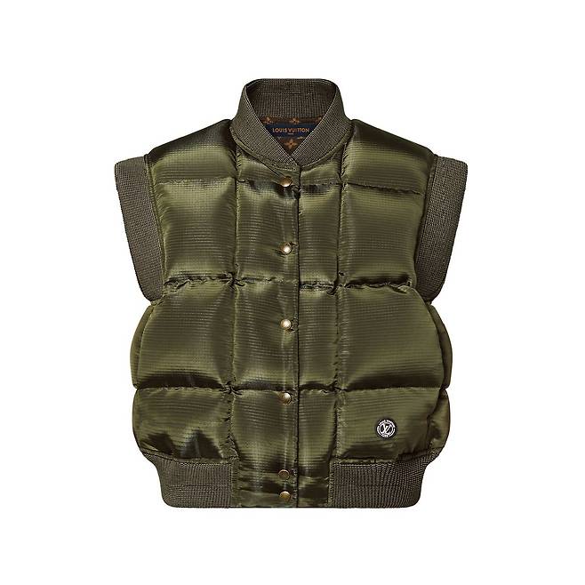 패디드 나일론 보머 재킷은 4백17만원, Louis Vuitton.