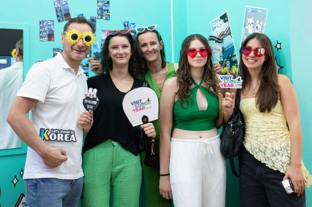 지역관광지 즉석 사진찍기 체험을 즐기는 관람객들. 한국관광공사 제공