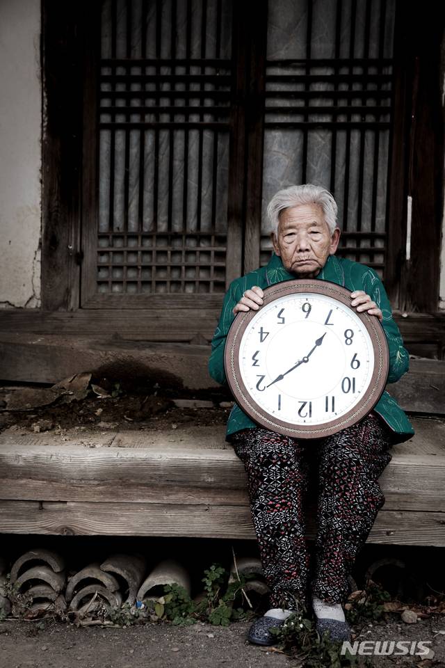 남양주시가 상수원 규제로 인한 조안면의 피해를 알리기 위해 제작한 '거꾸로 가는 시계' (사진=남양주시 제공)