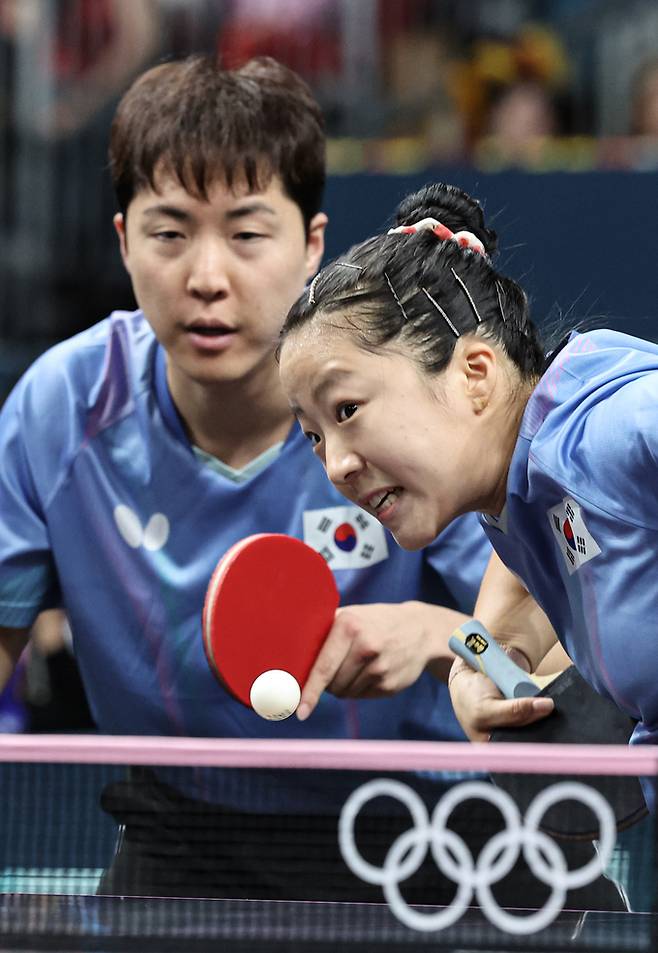 대한민국 탁구 대표팀 신유빈, 임종훈 선수가 30일(한국시간) 프랑스 파리 사우스 파리 아레나4에서 열린 '2024 파리올림픽' 탁구 혼합복식 홍콩과의 동메달 결정전 경기에서 공격을 하고 있다. 뉴스1