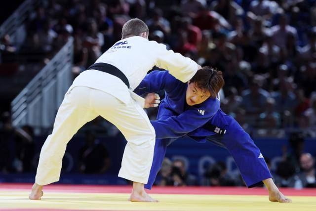 이준환(오른쪽)이 30일(현지시간) 프랑스 파리의 샹드마르스 경기장에서 열린 2024 파리 올림픽 유도 남자 81kg급 동메달 결정전에서 벨기에 마티아스 카스에게 공격을 시도하고 있다. 파리=뉴시스