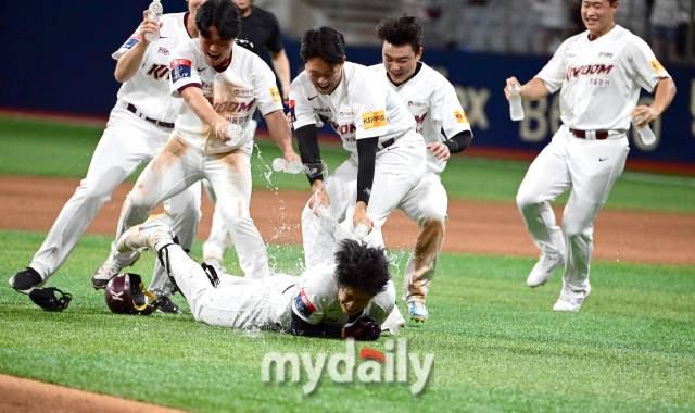 2024년 7월 27일 서울 고척스카이돔에서 '2024 신한 SOL Bank KBO리그, KIA 타이거즈와 키움 히어로즈의 경기가 열렸다. 키움 송성문이 9회말 2사 만루서 끝내기 안타를 치며 6-5로 승리한 뒤 물세례를 받고 있다./마이데일리