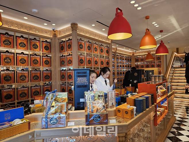 지난달 31일 서울 강남구 ‘바샤커피’ 청담 플래그십 스토어 1층 커피 부티크에서 직원들이 상품을 포장하고 있다. (사진=경계영 기자)