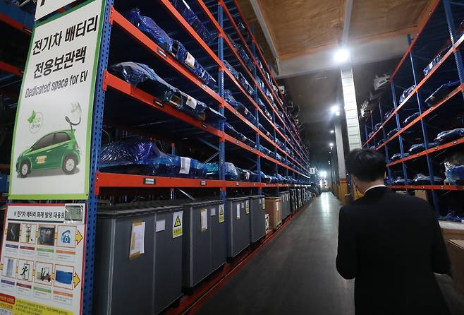 경기 고양 일산의 한 전기차 폐배터리 보관 창고에 비닐에 싸인 폐배터리들이 천장 높이까지 쌓여있다. /조선DB