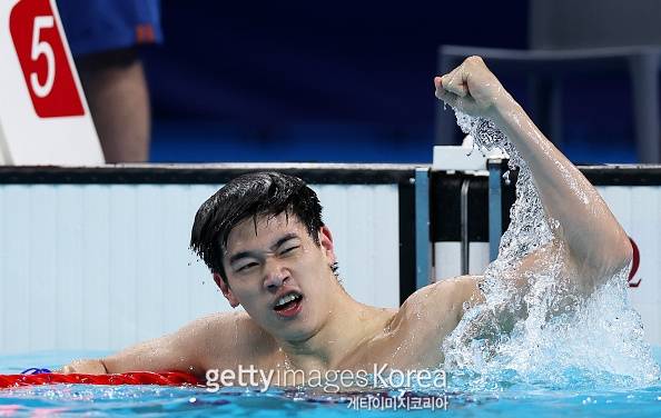 자유형 100m 금메달과 세계신기록을 확인한 후 포효하는 판잔러. 사진=게티이미지
