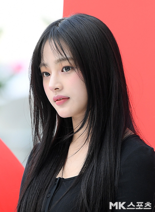 민지는 블랙 반팔 카디건을 착용해 차분하면서도 페미닌한 이미지를 한층 돋보였다. 사진=MK스포츠 DB