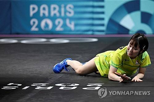 일본 탁구 국가대표 히라노 미우(24, 세계랭킹 13위)가 1일(현지시간) 프랑스 파리의 사우스 파리 아레나4에서 열린 2024 파리 올림픽 탁구 여자 단식 8강전에서 한국의 신유빈(20, 세계랭킹 8위)에게 게임 스코어 3-4로 석패했다. 1~3게임을 신유빈에 뺏긴 뒤 4~6게임을 따내고 승부를 7게임까지 끌고가는데 성공했지만 마지막 순간 웃지 못하고 탈락의 아픔을 맛봤다. 사진 연합뉴스