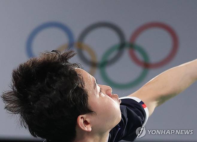 서승재 올림픽 정상을 향한 스매싱 (파리=연합뉴스) 김도훈 기자 = 31일(현지시간) 프랑스 파리 포르트드라샤펠 경기장에서 열린 2024 파리올림픽 배드민턴 혼합복식 8강전에서 채유정과 짝을 이룬 서승재가 홍콩의 탕춘만-체잉슈 조를 상대로 공격을 시도하고 있다.
이날 경기에서 승리를 거둔 서승재-채유정은 김원호-정나은 조와 준결승에서 맞대결을 펼친다. 2024.8.1 superdoo82@yna.co.kr