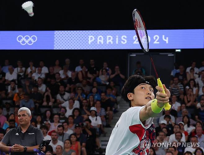 김원호 '뒤로도 가볍게' (파리=연합뉴스) 김도훈 기자 = 31일(현지시간) 프랑스 파리 포르트드라샤펠 경기장에서 열린 2024 파리올림픽 민턴 혼합복식 8강전에서 정나은과 짝을 이룬 김원호가 말레이시아 천탕지에-토이웨이 조의 공격을 받아내고 있다.
이날 경기에서 승리를 거둔 김원호-정나은은 서승재-채유정 조와 준결승에서 맞대결을 펼친다. 2024.8.1 superdoo82@yna.co.kr