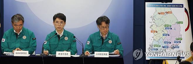 기후대응댐 후보지 안 발표하는 김완섭 장관 (서울=연합뉴스) 최재구 기자 = 환경부 김완섭 장관이(가운데) 30일 서울 종로구 정부서울청사에서 기후대응댐 후보지 안에 대한 첫 번째 브리핑을 하고 있다. 2024.7.30 jjaeck9@yna.co.kr