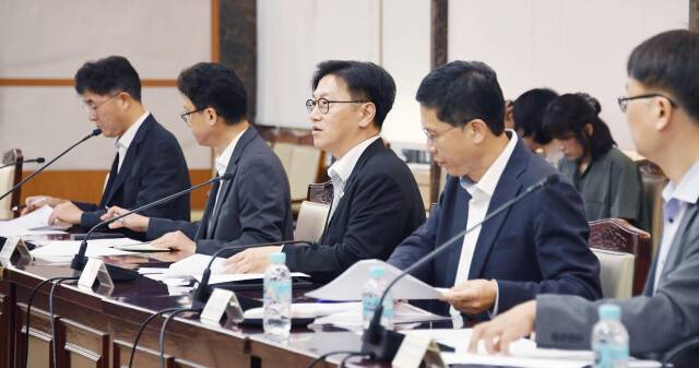 김범석 기획재정부 1차관(왼쪽에서 셋째)이 2일 정부 서울청사에서 열린 위메프·티몬 사태 관련 관계부처 태스크포스(TF) 회의에서 발언하고 있다. 기획재정부 제공