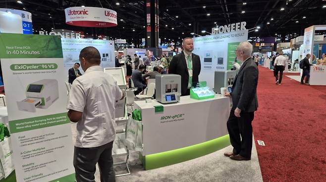 바이오니아는 지난 7월 30일부터 이달 1일까지 미국 시카고에서 열린 세계 최대 규모 진단검사 분야 학술 대회 및 박람회 'ADLM 2024'(Association for Diagnostics & Laboratory Medicine)에 참가했다. 행사 기간 바이오니아 부스 현장 모습. /사진제공=바이오니아