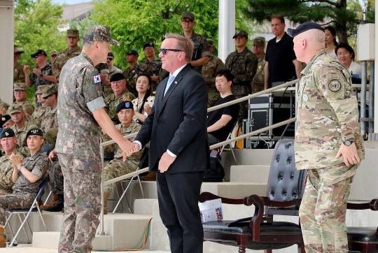 2일 경기 평택 미군기지(캠프 험프리스) 유엔사 연병장에서 열린 독일의 유엔군사령부 가입 기념식에서 김명수(왼쪽) 합참의장이 축사를 마치고 보리스 피스토리우스(가운데) 독일 국방부장관과 악수하고 있다. 오른쪽은 폴 러캐머라 유엔사사령관. 평택=사진공동취재단