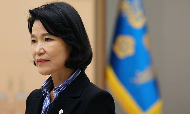 이진숙 방송통신위원장이 지난 1일 서울 용산 대통령실 청사에서 열린 임명장 수여식에 참석, 행사 시작을 기다리고 있다. 대통령실통신사진기자단