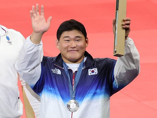 ▲ 김민종이 한국 남자유도 역사상 처음으로 100kg 초과급에서 올림픽 은메달을 목에 걸었다. 세계랭킹 1위 김민종은 지난 5월 세계선수권대회에서 100kg 초과급에서 39년 만에 한국에 금메달을 안기며 단숨에 유도 간판으로 스포트라이트를 받았다. 파리 올림픽서도 기대대로 결승전까지 승승장구했다. 하지만 결승전에서 만난 상대가 너무 강했다. 프랑스 출신의 테디 리네르는 2m 4cm 장신의 탄탄한 체구를 자랑한다. 무엇보다 이 종목 역대 최고의 선수로 불린다. 세계선수권대회 유도 남자 100kg 초과급에서만 11차례 우승했고, 올림픽도 앞서 두 차례 금메달을 따냈다. 출전한 5번의 올림픽에서 모두 메달을 획득하는 등 유도 남자 100kg 초과급 전설로 꼽힌다 ⓒ 연합뉴스