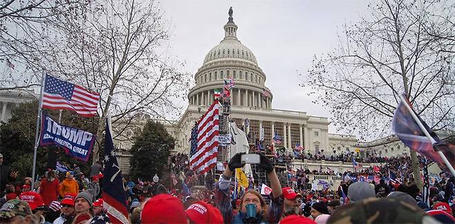 미국은 관세 정책, 노예 해방을 놓고 갈등하던 북부와 남부가 1861년부터 1865년까지 남북전쟁을 치렀다. 최근에는 도시의
민주당 지지층과 시골의 공화당 지지층 사이의 반목, 정치 지도자들의 극심한 양극화 속에서 ‘심리적 내전’ 상태에 돌입했다는 지적이
나온다. 2021년 1월 도널드 트럼프 전 대통령 지지자들이 대선 결과에 불복하며 워싱턴 의사당 난입을 시도하고 있다. 사진
출처 위키미디어