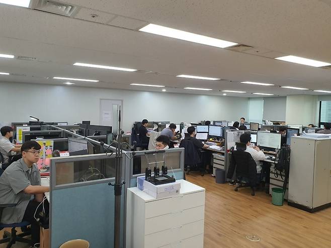 타스니(사우디 화학회사) 프로젝트 사업팀 직원들이 업무에 열중하고 있다. 윤현주 기자