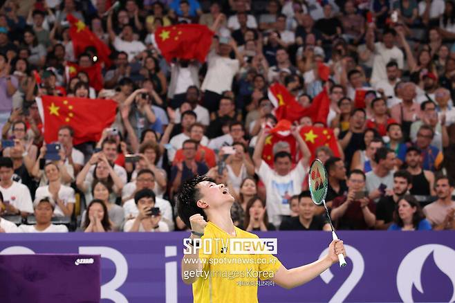 ▲ 세계 랭킹 9위 허빙자오가 2024 파리 올림픽 여자 배드민턴 왕좌를 놓고 안세영과 대결한다. 준결승전에서 카롤리나 마린(스페인)의 부상으로 기권승을 얻었다.