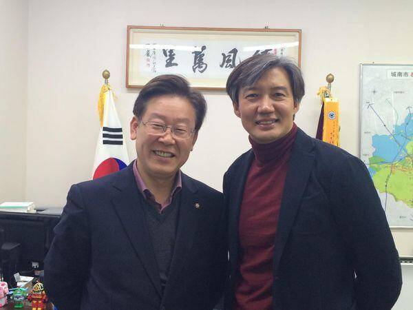 더불어민주당 이재명 전 대표와 조국혁신당 조국 대표가 지난 1일 비공개 회동에서 윤석열 정부를 종식시키는 데 어떤 의견 차이도 없다고 밝혔다. 사진은 2014년 12월 당시 이재명 성남시장과 조국 서울대 교수가 성남시장실에서 만난 모습. /뉴스1