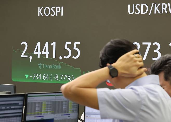 5일 오전 서울 중구 하나은행 본점 딜링룸 현황판에 코스피가 표시돼 있다. /연합뉴스