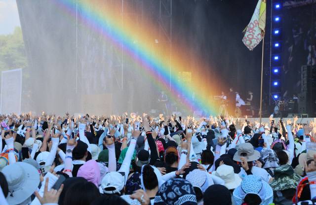 폭염 경보가 발효된 4일 오후 인천 연수구 송도달빛축제공원에서 열린 '2024 인천 펜타포트 록 페스티벌'에서 관람객들이 공연을 즐기고 있다. 연합뉴스