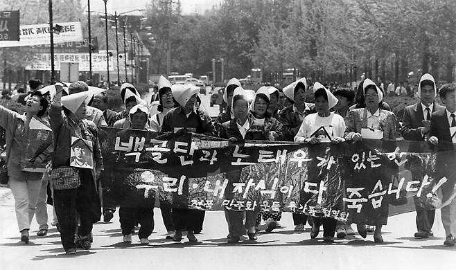 유가협 어머니들이 1991년 5월4일 오전 기자회견을 통해 “더이상 죽어서는 안된다”며 젊은이들에게 호소한 뒤 연세대 교정에서 행진하고 있다. 한겨레 자료사진