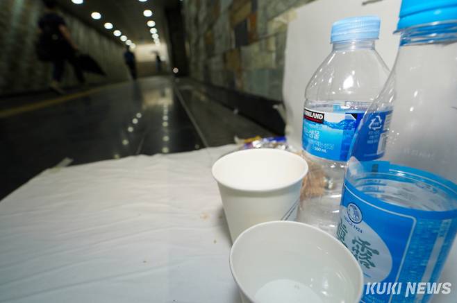 5일 서울 중구 숭례문 지하보도 살인 사건 피해자 추모공간에 시민들이 두고 간 물과 소주, 과자 등이 놓여 있다.