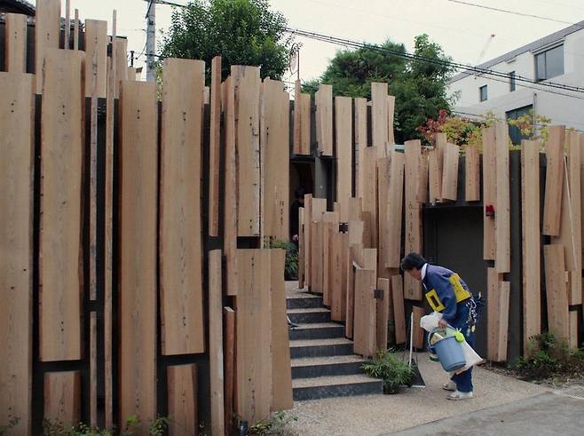 영화 '퍼펙트 데이즈'는 도쿄 시부야 공중화장실 청소부인 히라야마의 삶을 다룬다. 중요한 건 자신이 위치한 장소가 아니라 스스로의 마음과 시선이라고 영화는 말한다. 2023년 칸영화제 남우주연상 수상작이다. 티캐스트