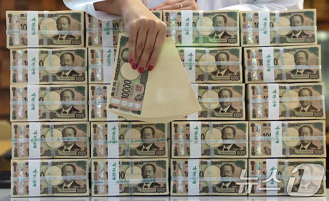 원/엔 환율이 약 3개월 만에 900원선을 오르내리며 강세를 보이고 있는 30일 오전 서울 중구 하나은행 위변조대응센터에서 직원이 엔화를 정리하고 있다. ⓒ News1 김진환 기자