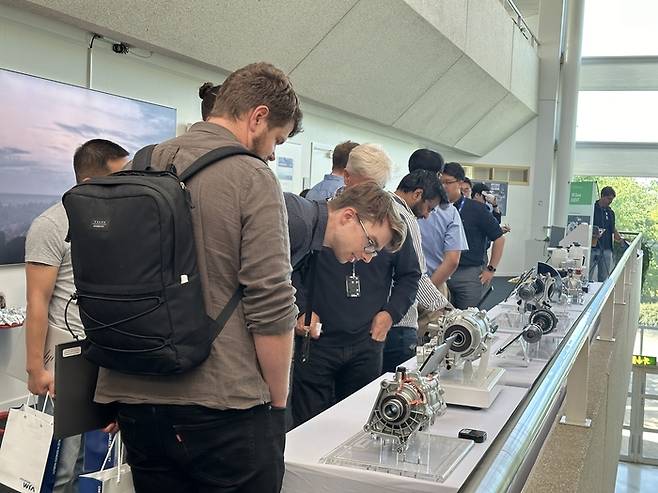 볼보 관계자가 현대위아 전동화 엑슬(e-TVTC) 제품을 살펴보고 있다.