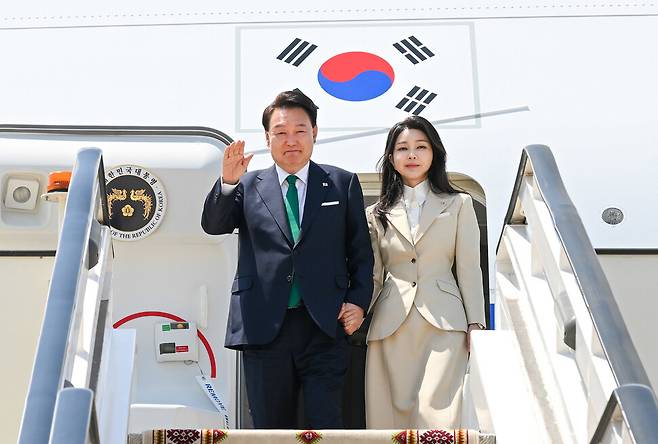 중앙아시아 3국을 국빈방문한 윤석열 대통령과 김건희 여사가 지난 6월10일(현지시각) 첫 방문지인 투르크메니스탄 아시가바트 국제공항에 도착해 인사하고 있다. 대통령실 사진기자단