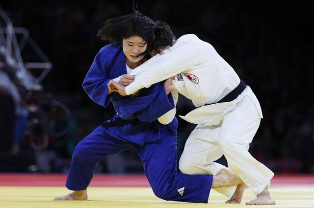 허미미가 지난달 29일 프랑스 파리 아레나 샹 드 마르스에서 열린 2024 파리 올림픽 유도 여자 57kg급 결승 캐나다 크리스타 데구치와의 경기에서 공격을 시도하고 있다. 파리=뉴시스