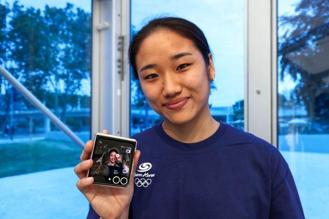 2024 파리 올림픽 한국 배드민턴 국가대표 안세영이 7월 25일 파리 올림픽·패럴림픽 선수촌 내 삼성 올림픽 체험관 포토존에서 '갤럭시 Z 플립6' 올림픽 에디션'을 들고 포즈를 취하고 있다. 삼성전자 제공