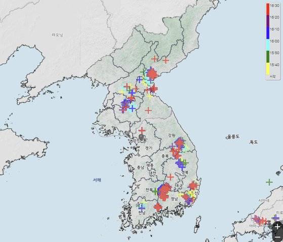 6일 오후 4시 30분 현재 소나기가 내리고 있는 내륙 산지를 중심으로 낙뢰(붉은색 십자 표시)가 나타나고 있다. 기상청 제공