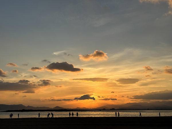 부산 사하구 다대포해수욕장을 찾은 관광객이 지는 해를 바라보며 걷고 있다. 국제신문DB