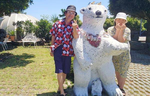 정재명 대표 부부가 천장이 열리는 우주선숙소 제주이글루가 있는 펜션 정원에서 포즈를 취하고 있다. 정원은 정 대표의 아내 김연자 씨가 구상했다고 한다.