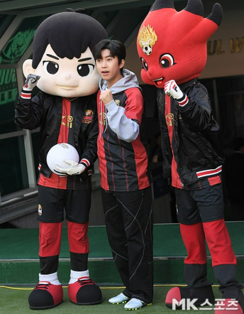 2023 K리그1 시축에 나선 가수 임영웅(가운데)이 홈팀 FC서울 마스코트와 기념 촬영하고 있다. 사진=천정환 기자