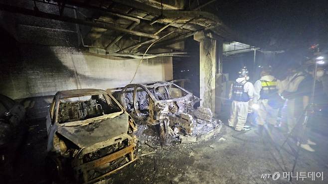 (인천=뉴스1) 이시명 기자 = 인천소방본부가 지난 1일 오전 6시15분쯤 서구 청라동 아파트 지하주차장에 주차된 전기차량 화재와 관련 관계기관과 합동감식을 진행하고 있다.2024.8.2/뉴스1 Copyright (C) 뉴스1. All rights reserved. 무단 전재 및 재배포, AI학습 이용 금지.