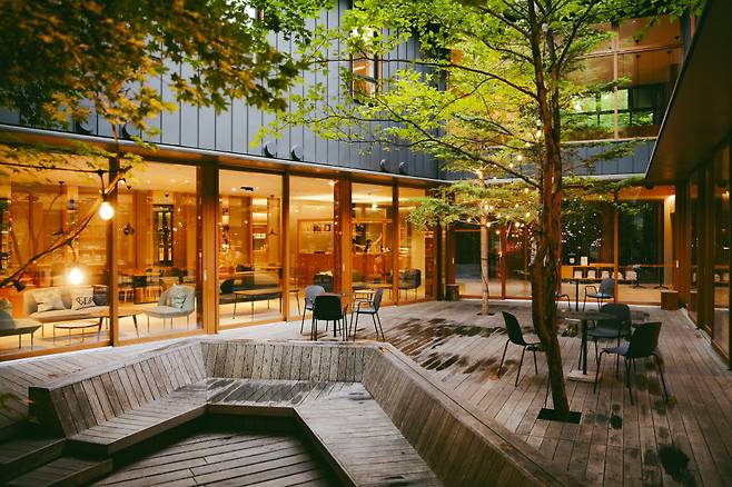 해가 지면 테라스는 모닥불과 함께 낭만적인 장소로 변한다