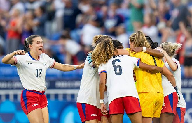 미국 여자축구 선수들이 독일을 1-0으로 꺾고 결승 진출을 이룬 뒤 기뻐하고 있다. 사진=AP PHOTO
