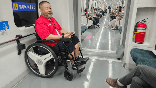 박동현 하이코어 대표가 전동 휠체어를 타고 지하철을 탄 모습 (사진=하이코어)