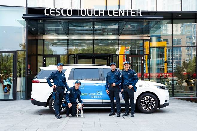 국내 1호 빈대탐지견 ‘세코’와 세스코 빈대 방제전담팀. 세스코 제공