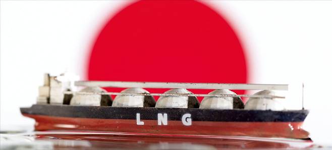 2022년 5월 촬영된 사진에서 일본 국기 앞에 액화천연가스(LNG) 선박 모형이 놓여 있다. 로이터연합뉴스