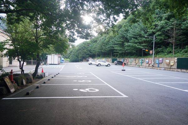 용수골과 쇠점골 들머리 호박소주차장.