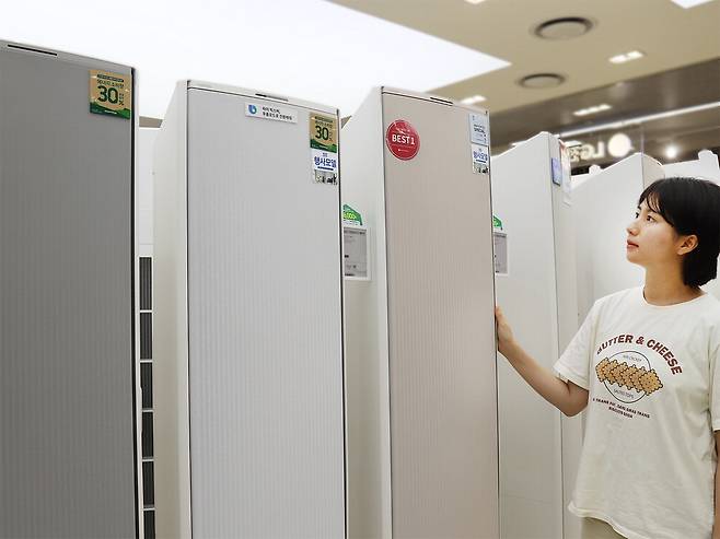 롯데하이마트 매장에서 고객이 스탠드 에어컨을 살펴보고 있다. 롯데하이마트