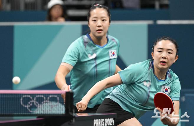 신유빈과 전지희가 5일(현지시간) 프랑스 파리 아레나 쉬드4에서 열린 2024파리올림픽 탁구 여자 단체전 16강 한국과 브라질의 경기에서 랠리를 펼치고 있다. 파리=올림픽사진공동취재단/ZU 황진환 기자
