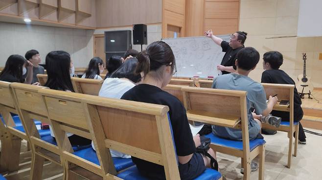 제자훈련을 하고 있는 모습